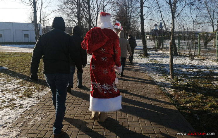 На 120 –й день протестов в Беларуси вышли даже Деды Морозы. Массовые задержания, людей хватают на улицах: фото и видео