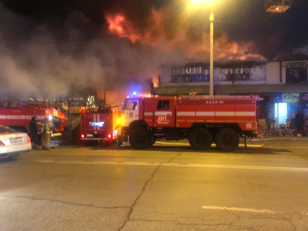Большой пожар в Ростове на Дону. Загорелся павильон с пиротехникой