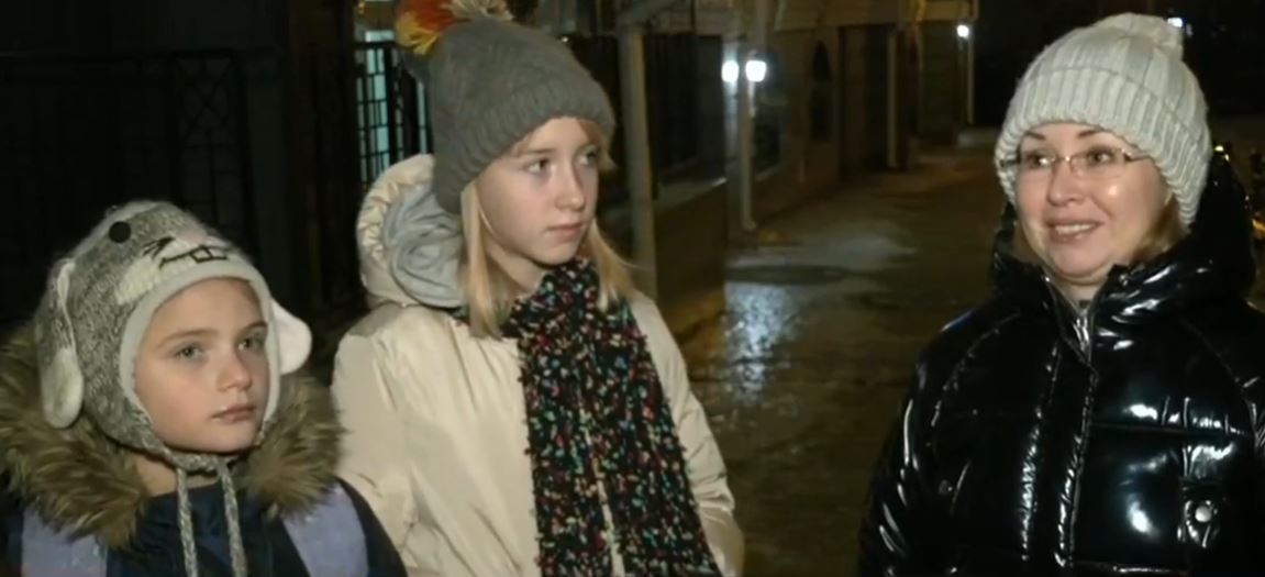 Девочка с видео на Андреевском спуске рассказала, что во время гололедицы упала 40 раз