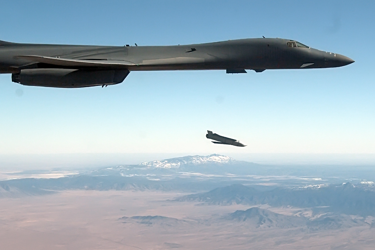 В США бомбардировщик B-1B запустил крылатую ракету с внешнего держателя. На очереди – тест гиперзвукового оружия. ФОТО