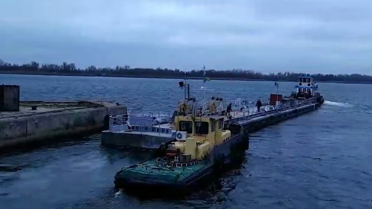Первый за годы независимости: в Украине построили плавучий причал для катеров ВМС, видео