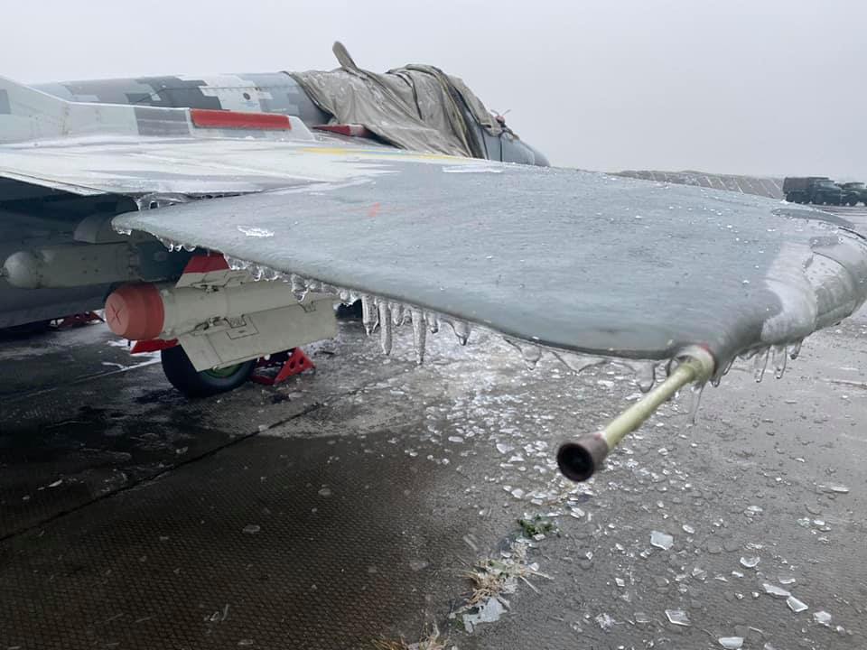 Истребители ВСУ покрылись льдом из-за непогоды. В Командовании ВС говорят, что нет денег на ангары