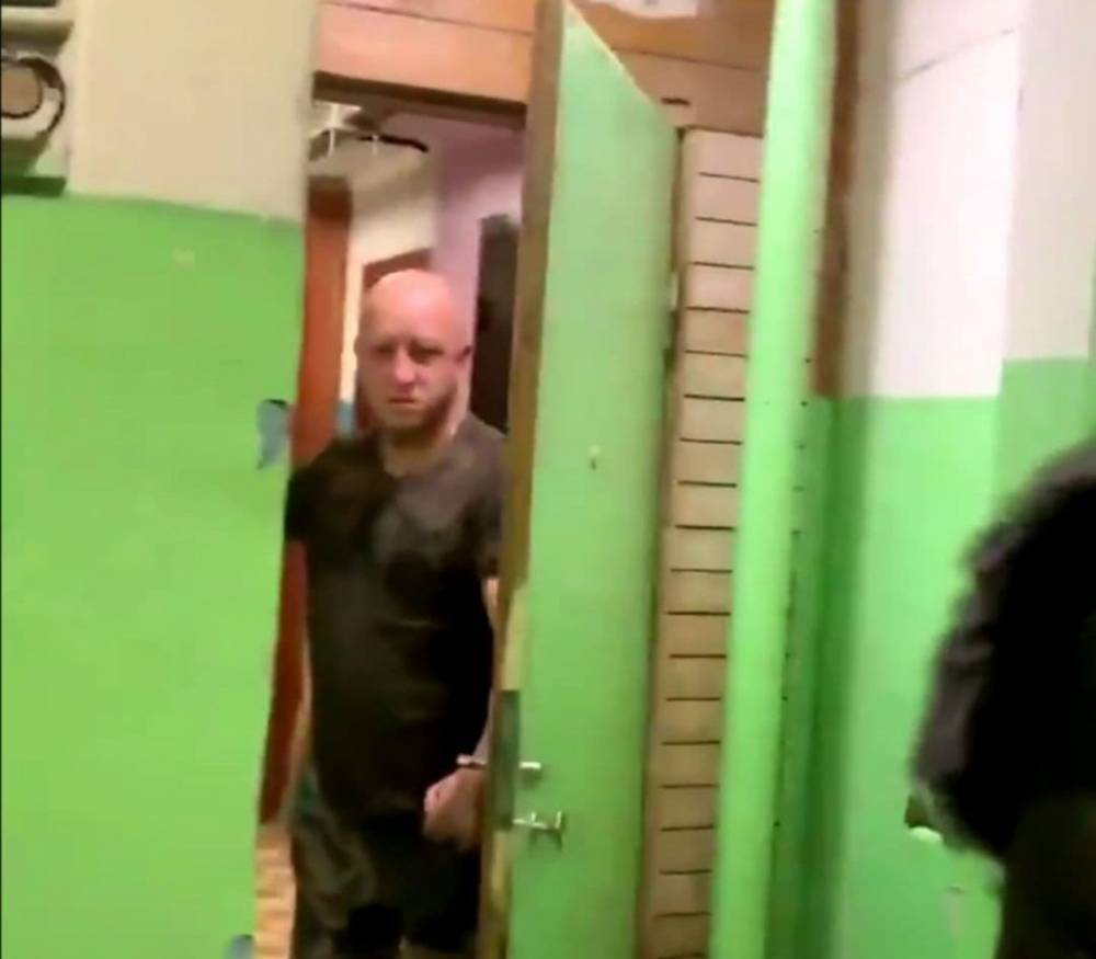 Журналисты пришли домой к сотруднику ФСБ, которого они подозревают в отравлении Навального