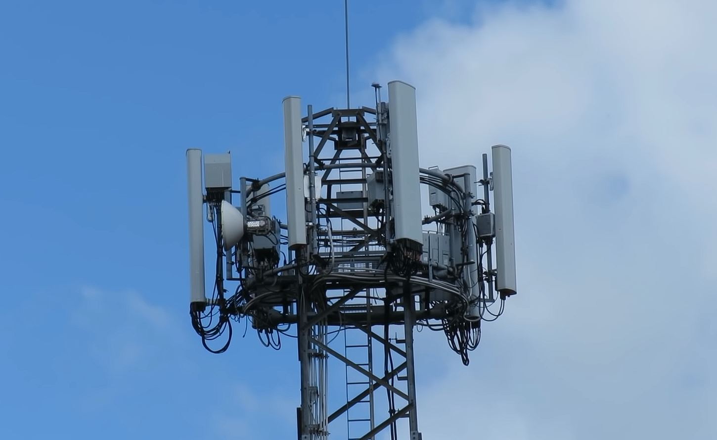 Операторам США нужно начать демонтаж оборудования Huawei