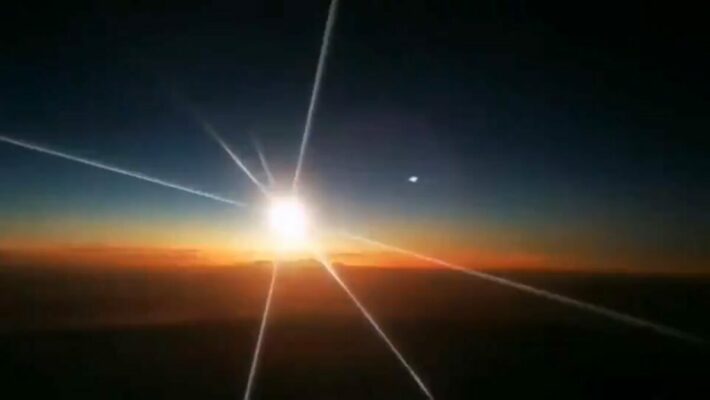 Огненный метеорит весом в несколько тонн упал в Китае. Его полет сняли на видео