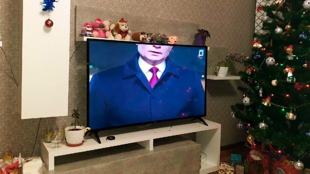 Российский канал показал новогоднее обращение Путина с обрезанной головой (Видео)