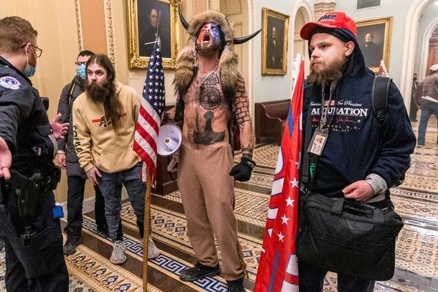 "Такого поворота событий не ожидал никто. Хроника пикирующего Трампа"