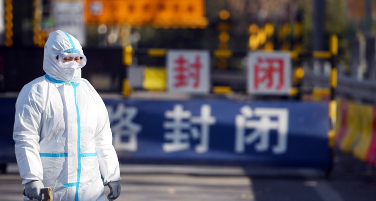 В Китае из-за COVID-19 изолировали город с 11 млн населения
