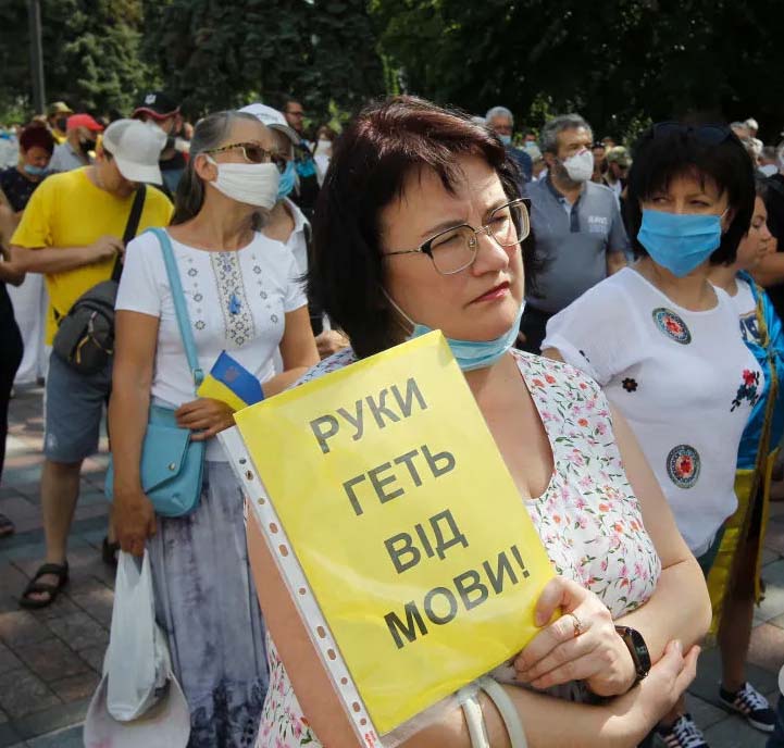 Украину накрыли скандалы из-за языкового закона: швыряют мелочью в лицо, грубят и угрожают в соцсетях