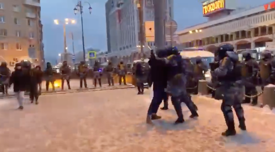 Нападение на ОМОН с дубинкой оказалось постановкой