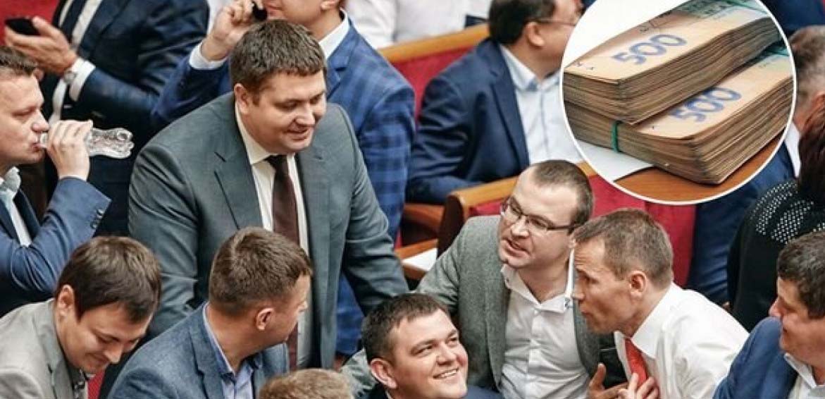 Зарплата "слуг народа" в конвертах выросла в три раза, теперь дают минимум 15 тыс. долларов – СМИ