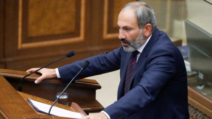 Генштаб Армении потребовал отставки Пашиняна, тот заявил о попытке военного путча и позвал людей на улицы