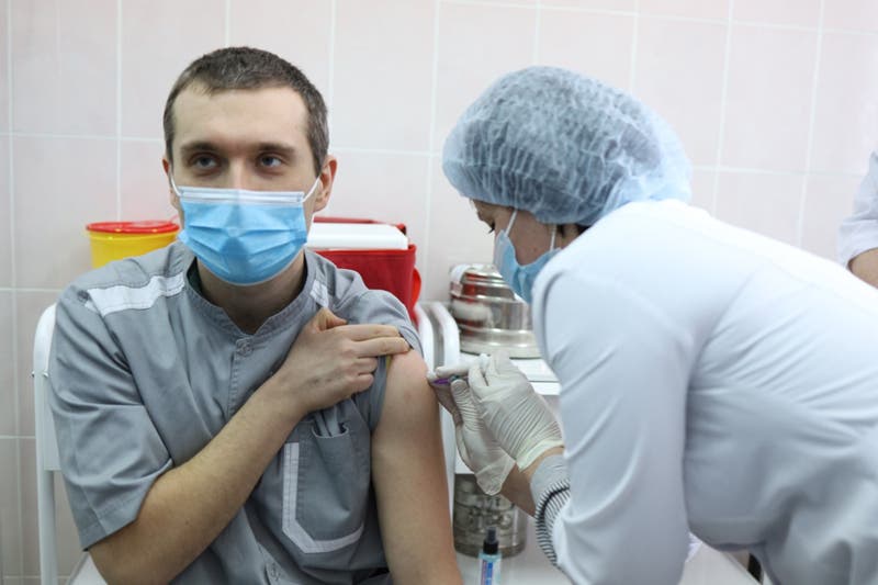 Украинские медики рассказали, что часть вакцин приходится утилизировать