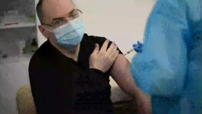 Степанов публично привился от COVID-19. Для него и Зеленского сменили план вакцинации