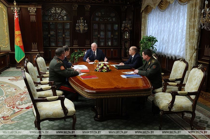 Лукашенко заявил, что по примеру с «дворцом Путина» белорусская оппозиция снимает фильм о «его» недвижимости