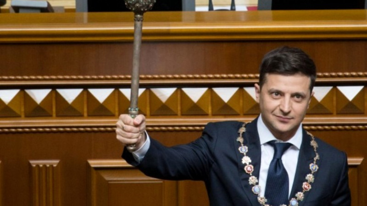 “Слуги народа” обратятся к Зеленскому с просьбой пойти на второй срок