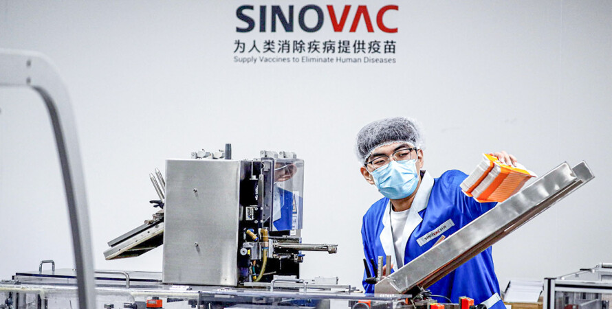 Китайская вакцина Sinovac, которую до сих пор не одобрила ВООЗ, скоро прилетит в Украину. Кто "прикурил" на этом из бюджета?