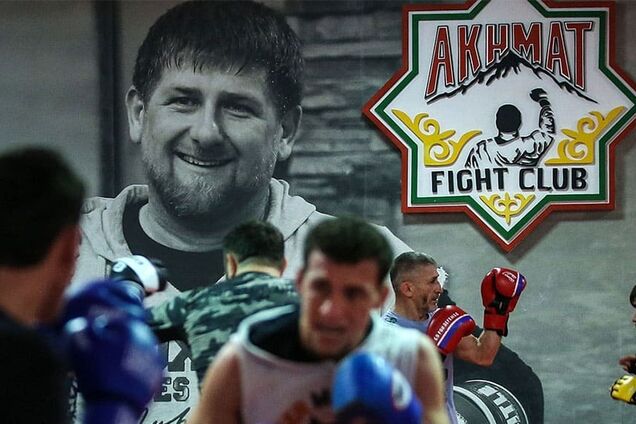 В России силовики ворвались в клуб Кадырова и уложили бойцов лицом в пол. Видео