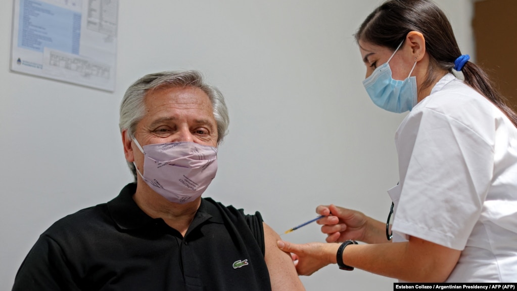 Президент Аргентины неудачно вакцинировался российским препаратом и заболел: производители пожелали здоровья