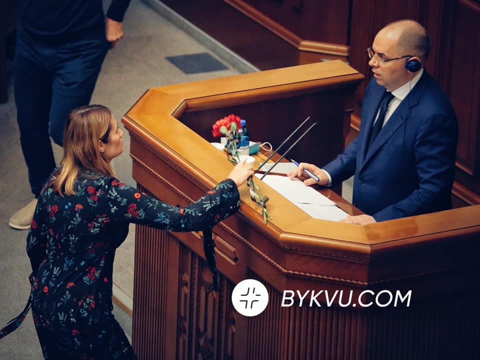Степанову в Раде вручили похоронные цветы (Видео)
