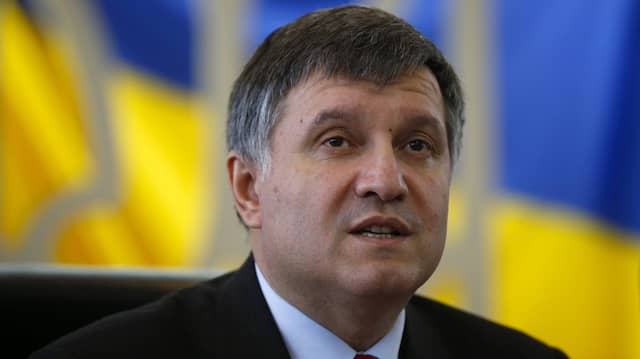 Аваков о наращивании войск РФ: "Бешеная собака снова у наших ворот. Будем защищаться"