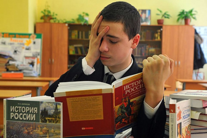 В РФ проверят и перепишут все учебники истории после критики Путина. Он заявил, что в них написано "как будто не про нас"