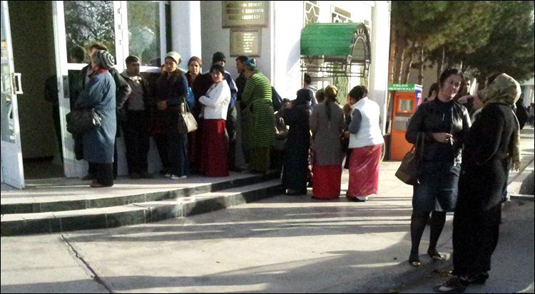 В Туркменистане запретили очереди за продуктами – "чтобы не портить имидж президента"