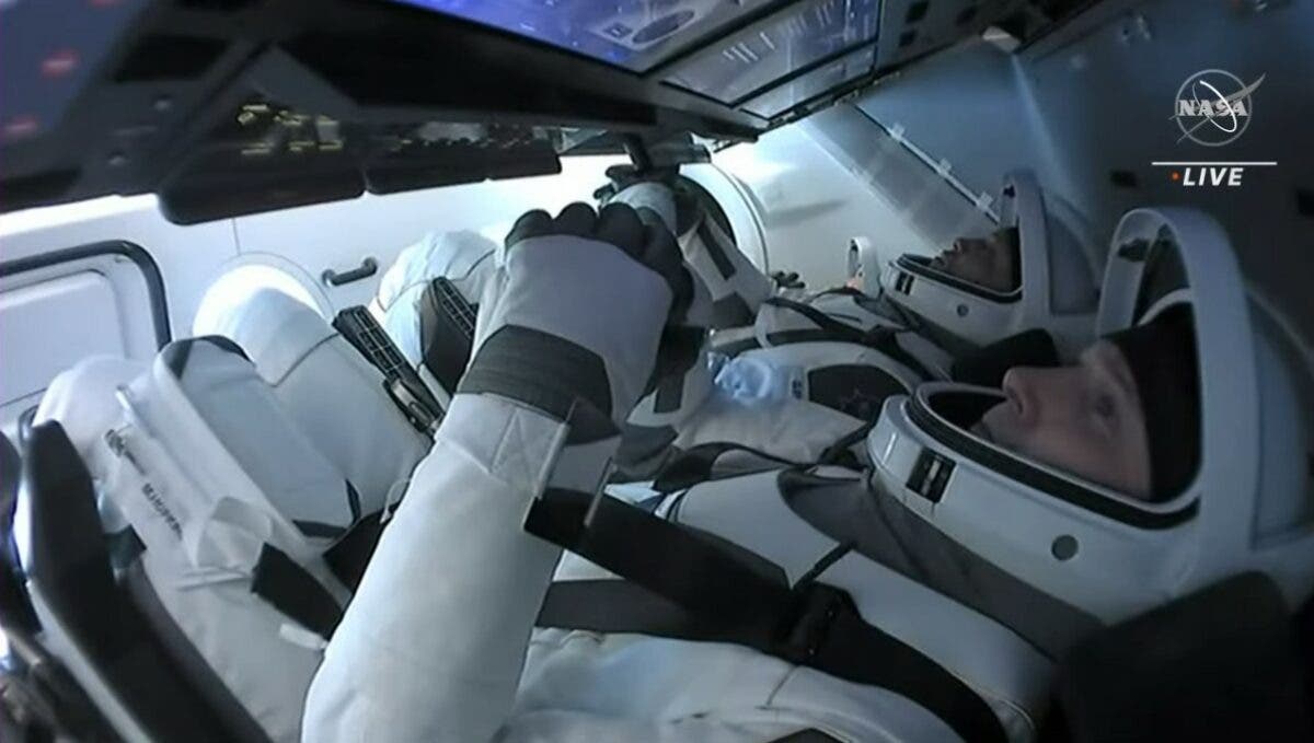 Астронавты первой регулярной миссии SpaceX вернулись на Землю