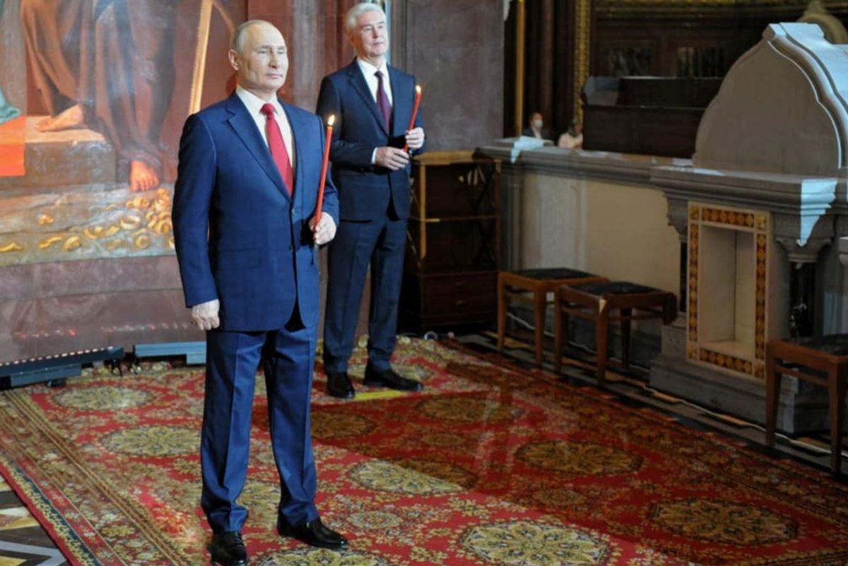 На фото из храма Христа Спасителя Путин не отбрасывает тень?