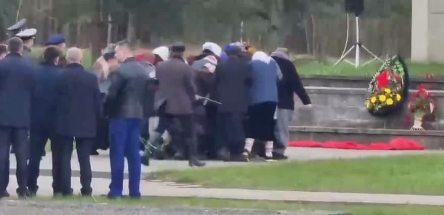 В Беларуси устроили странную акцию "сожжения людей" к 9 мая: видео
