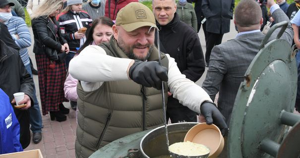 Готовится к выборам: Добкин кормил людей кашей и пел песню вместо Кобзона, фото и видео