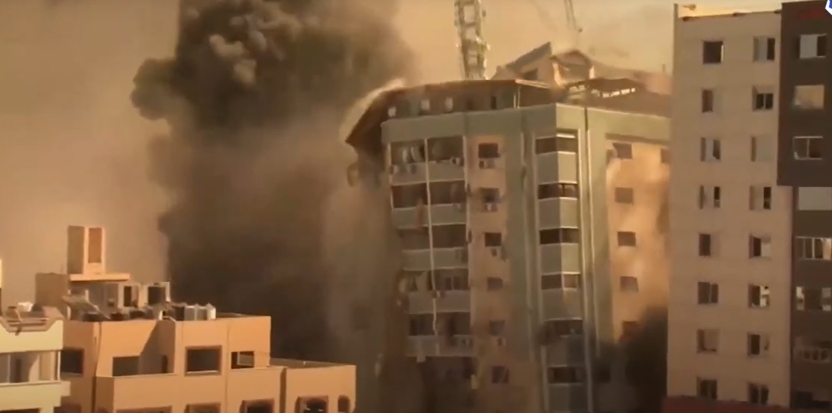 Израиль уничтожил в Газе башню ХАМАС, где как «живой щит» работали СМИ: видео удара