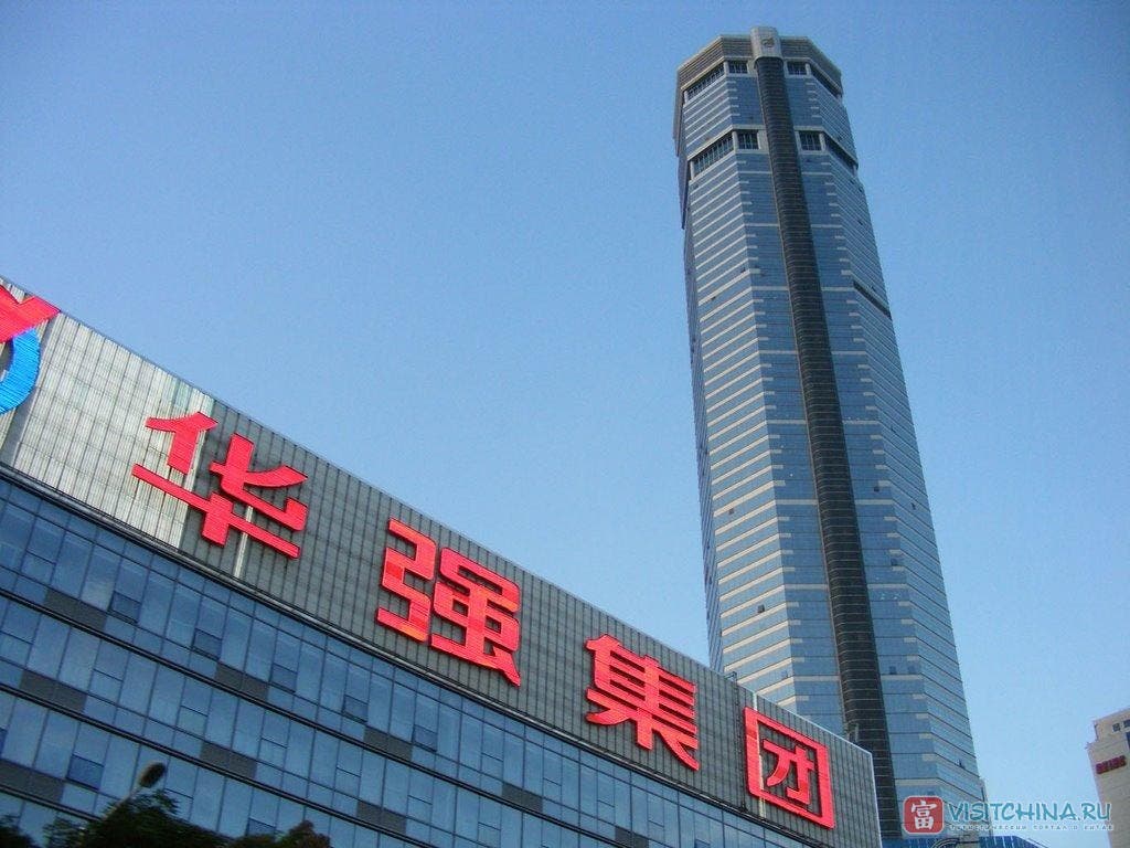 В Китае внезапно наклонился 73-этажный небоскреб. Момент попал на видео