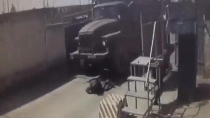 ⚡На России военный грузовик протаранил ворота и задавил срочника