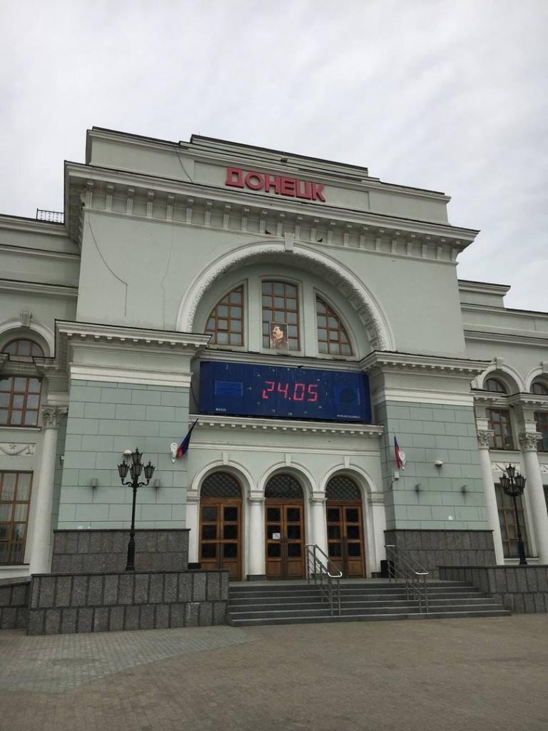 «Деградация и ГУЛАГ полным ходом»: жители Донецка возмущены появлением портрета Сталина на ж/д вокзале города
