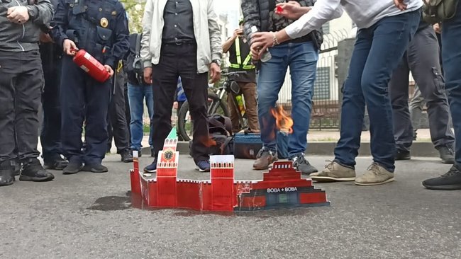 В Киеве активисты сожгли "Кремль" под посольством России. Видео