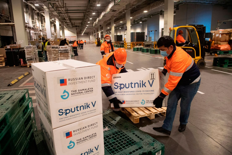 Власти РФ с маниакальным упорством продвигают "Спутник V" на мировые рынки. На этом хочет подзаработать дочка Путина и ее дружки