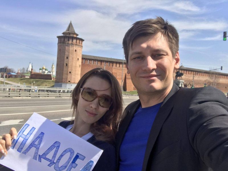 Жена Гудкова показала "ядерную боеголовку", которую силовики обнаружили при обыске