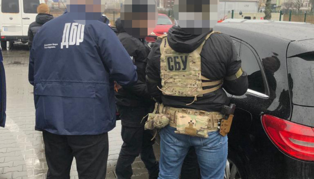 ГБР задержало кассира Волынской таможни с огромной суммой и "черной бухгалтерией": фото и видео