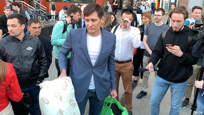 Сталин тоже сначала выслал Троцкого. А уже потом убил