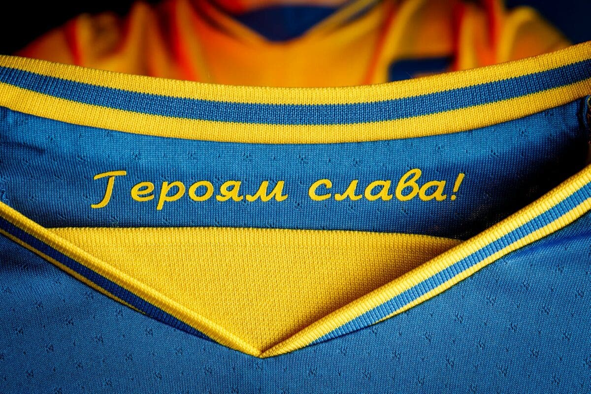 СМИ: УЕФА обязала убрать с формы украинской сборной слова «Героям слава!»