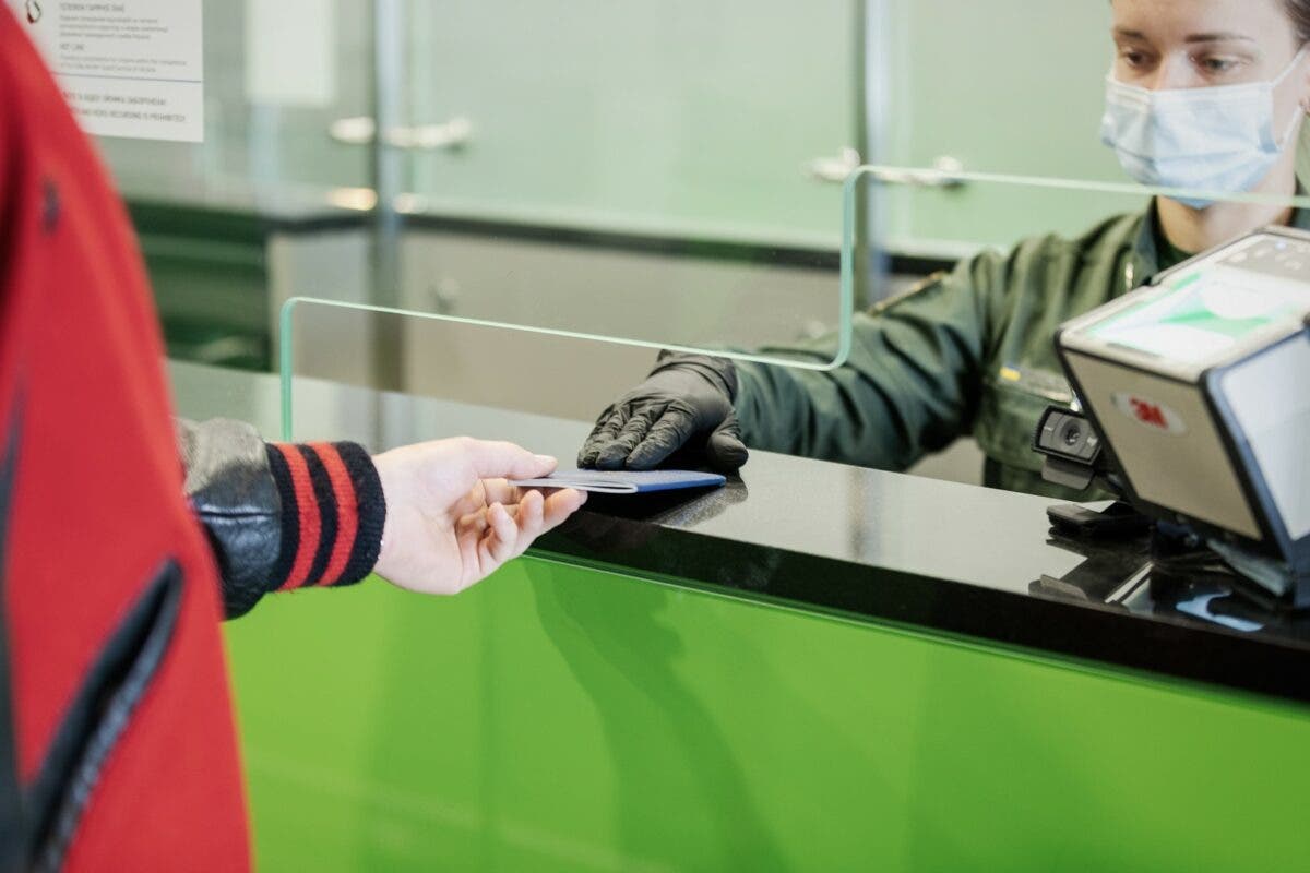 В Украину не пускают вакцинированных российским «Спутником V»