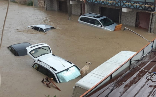 В России после ливня затопило город - вода дошла до окон: видео