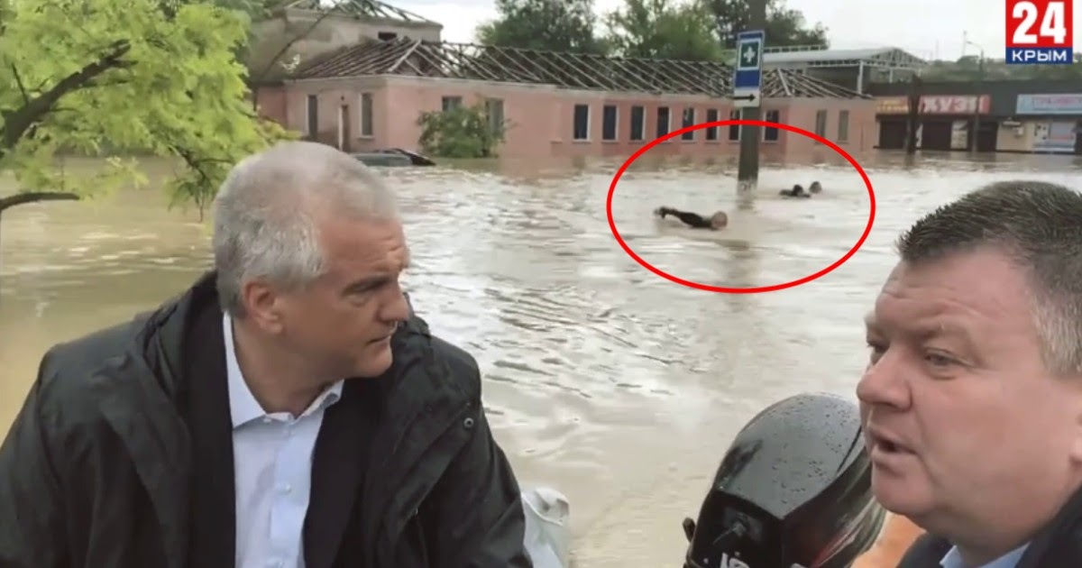 Сергей Аксенов на лодке плывет по затопленной Керчи... плыть легче, чем идти (Видео)