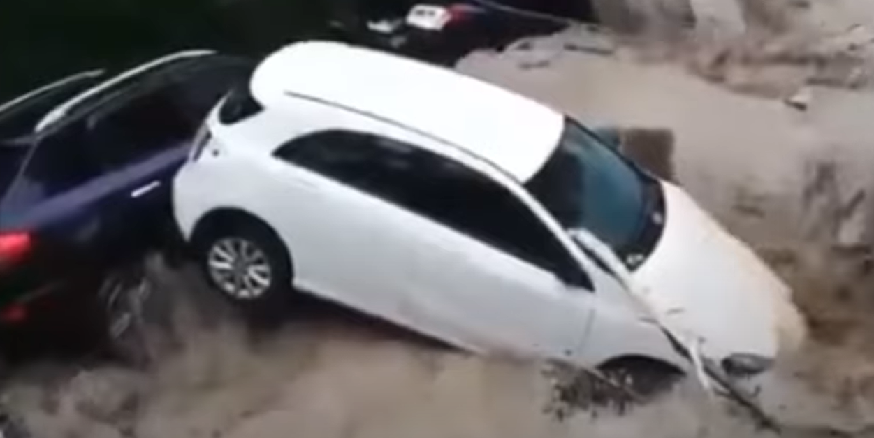 "Камни с неба" - Ялта ушла под воду - потоки воды смывают машины: новые фото и видео