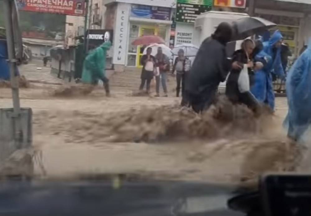 Крокодилы на "прогулке" и осетры на улицах: видео Ялты после потопа, снятые с земли и воздуха