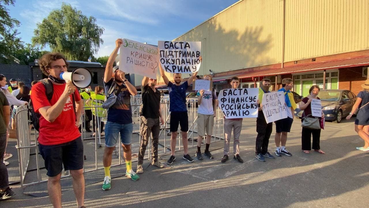В Киеве прошел протест перед концертом Басты из-за гастролей в Крыму: подробности, фото и видео