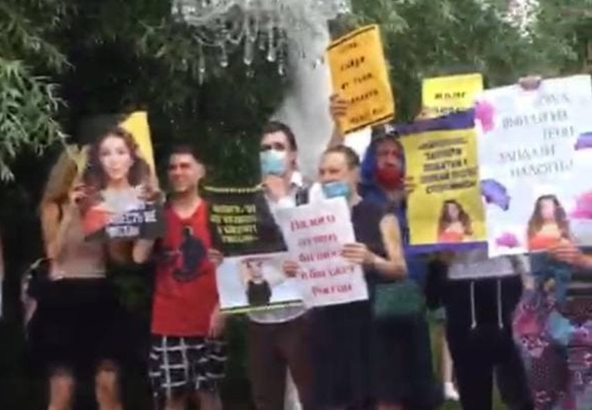 Сбежала с огромным количеством охраны: в Москве сорвали концерт Ани Лорак (видео)