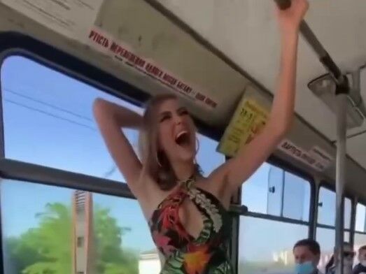 "Кать, слабо в тралике раздеться?" В Ровно девушка разделась в троллейбусе, кондуктор отругала ее за отсутствие маски. Видео