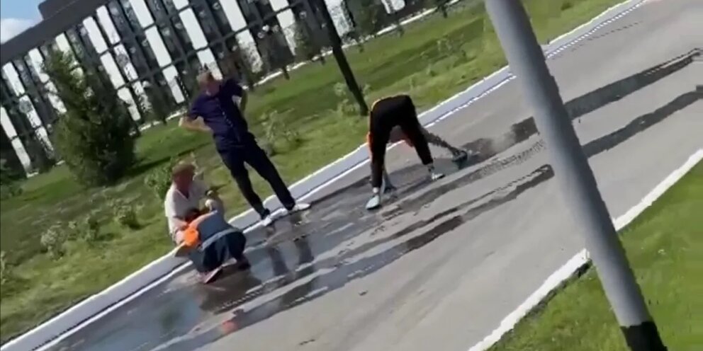 В Кемерово к приезду "царя" Путина людей заставили драить тряпками асфальт: видео